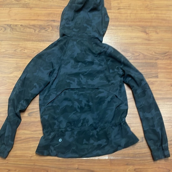 Lululemon Pack It Up Jacket in black/camo with hood size 2 - Picture 12 of 15